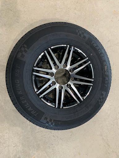 Discovery Side Winder St aluminum rims for wheels and tires, featuring a sleek silver finish on durable trailer wheels.