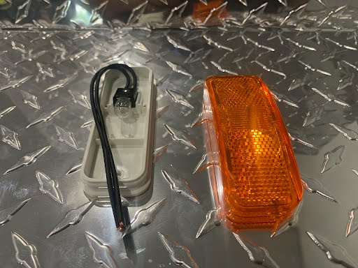 Amber clearance marker light with single bulb, rectangular reflex design, double wiring, by Tex Trail, ideal for vehicle lighting.